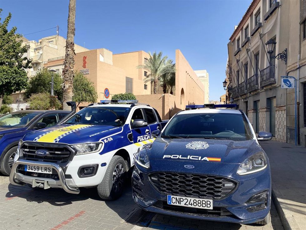 Imagen de archivo de vehículos de la Policía Local de Orihuela (Alicante) y de la Policía Nacional