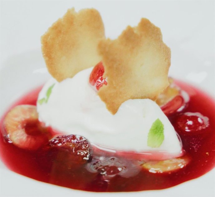 Infusión de cerezas del Jerte D.O.P. con helado de yogur, crujiente de almendras y hojas de menta, del chef Alejandro Hernández