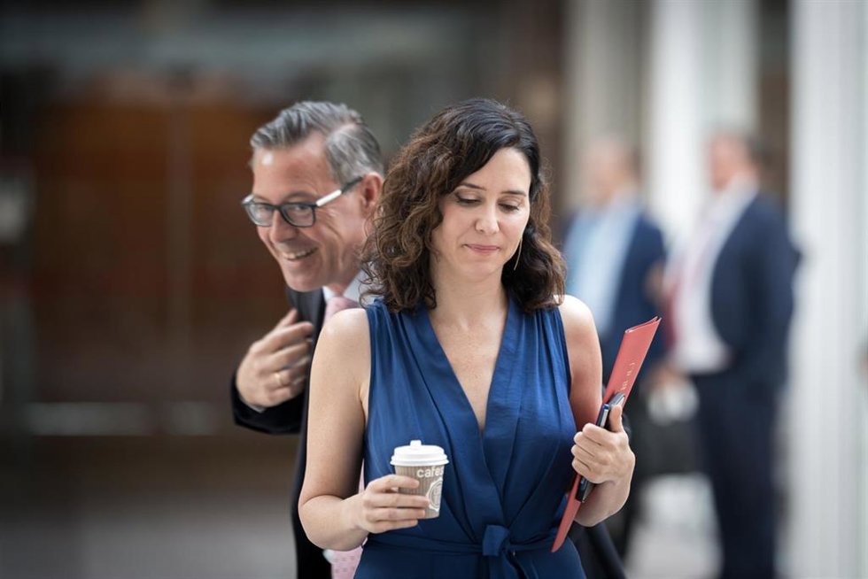 La presidenta de la Comunidad de Madrid, Isabel Díaz Ayuso y el portavoz del PP en la Asamblea, Carlos Díaz-Pache, llegan a una sesión plenaria en la Asamblea de Madrid