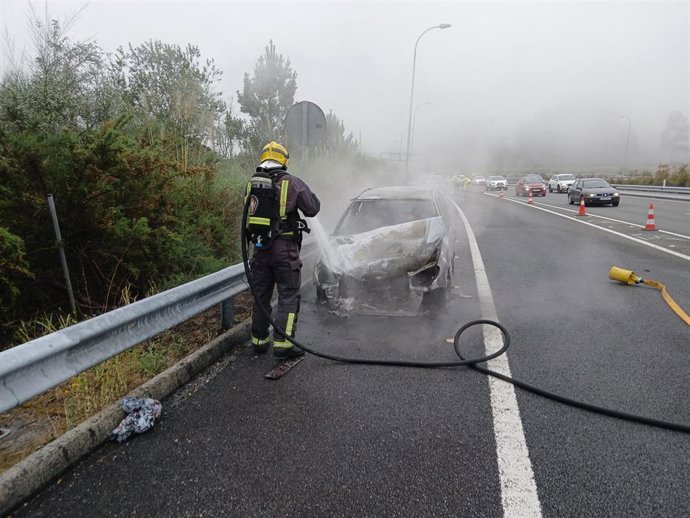Arde un vehículo en la AC-14, en la salida del aeropuerto dirección A Coruña, en Culleredo