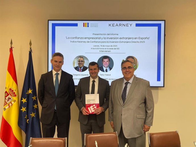 El director general del IEE, Íñigo Gregorio Izquierdo, Emilio Guevara, socio de Kearney, y a Terry Toland, director del Global Business Policy Council de Kearney (GBPC) presentan el informe "La confianza empresarial y la inversión extranjera en España".