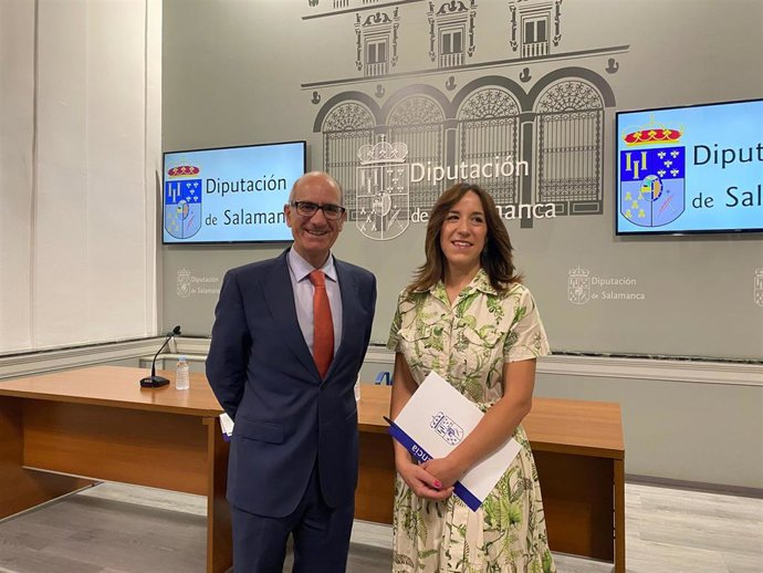 El presidente de la Diputación de Salamanca junto a la diputada de Medio Ambiente.