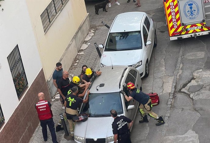 Rescate de una menor de tres años al quedarse atrapada en un coche en Sevilla.