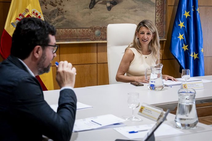 El secretario de Estado de Empleo, Joaquín Pérez Rey, y la vicepresidenta segunda y ministra de Trabajo, Yolanda Díaz, durante una reunión con miembros del grupo parlamentario republicano para abordar la reducción de la jornada laboral, a 10 de junio de 2