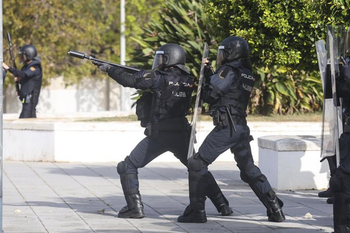 Fechamento de estradas em Cádiz e interrupções nos trens locais e de Sevilha no início da greve dos metalúrgicos