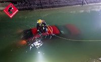 Bomberos recuperan un coche sin nadie dentro en el canal del postrasvase en San Miguel de Salinas