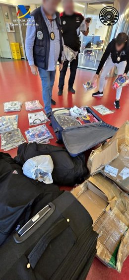 Incautación de equipaciones de fútbol falsificadas en el puerto de Agaete (Gran Canaria)