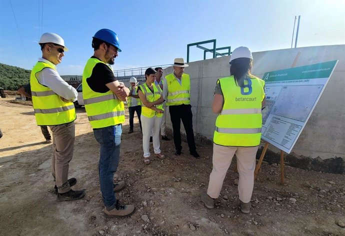 Visita a las obras de la depuradora de Navas de San Juan.