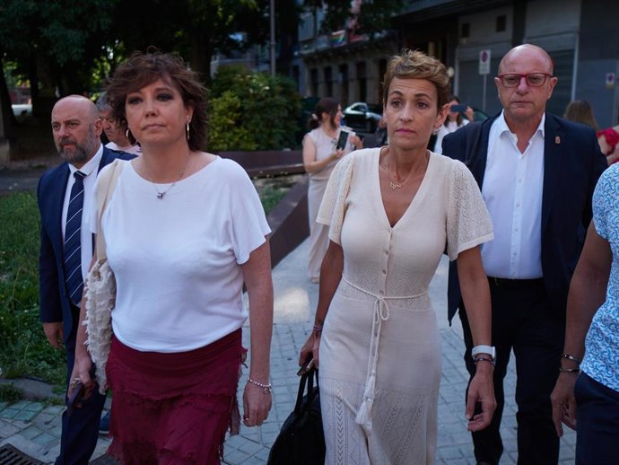 La presidenta del Gobierno de Navarra, María Chivite, se dirige al Parlamento de Navarra este jueves acompañada de parlamentarios del PSN y consejeros del Ejecutivo.