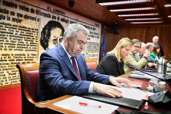 Archivo - Arquivo - O deputado do PSOE, Santos Cerdán (1i), comparece durante a Comissão de Inquérito sobre contratos públicos feitos durante a pandemia de covid-19, no Senado, em 30 de abril de 2024, em Madri (Espanha). Santos Cerdán compareceu perante a