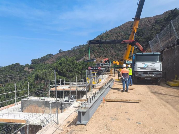 Instalan las primeras vigas del nuevo tablero de la carretera Ronda-San Pedro
