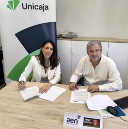 Este convenio ha sido firmado por la directora de Málaga Centro Oriental de Unicaja, Marisol Pérez Gavilán, y el presidente de la Asociación de Empresarios de Nerja, Juan Carlos Pinilla Collado