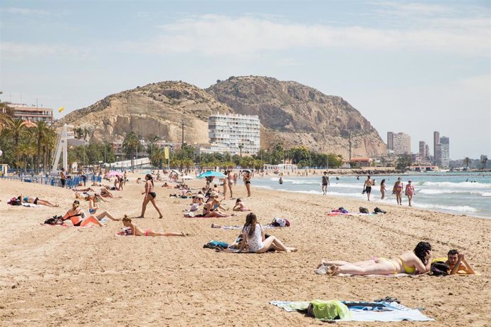 Archivo - Imagen de archivo de bañistas en la playa del Postiguet de la ciudad de Alicante