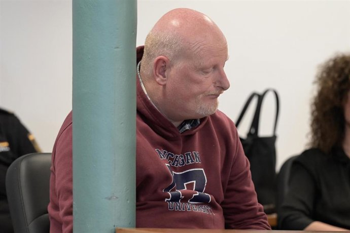 O acusado de asasinar e violar a Elisa Abruñedo, Roger Serafín Rodríguez, durante o xuízo na Audiencia Provincial da Coruña