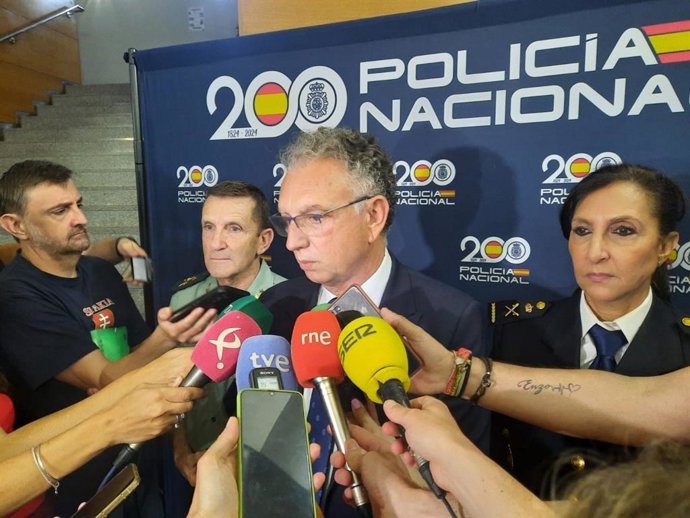 El delegado del Gobierno, José Luis Quintana, atiende a los medios de comunicación