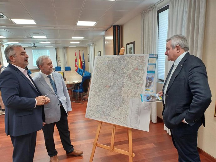 El subdelegado de Gobierno en Burgos, Pedro de la Fuente, acompañado por el director del Instituto Geográfico Nacional en Castilla y León, Olegario Vaquero, y el jefe de la Unidad Provincial, Juan José Martínez.