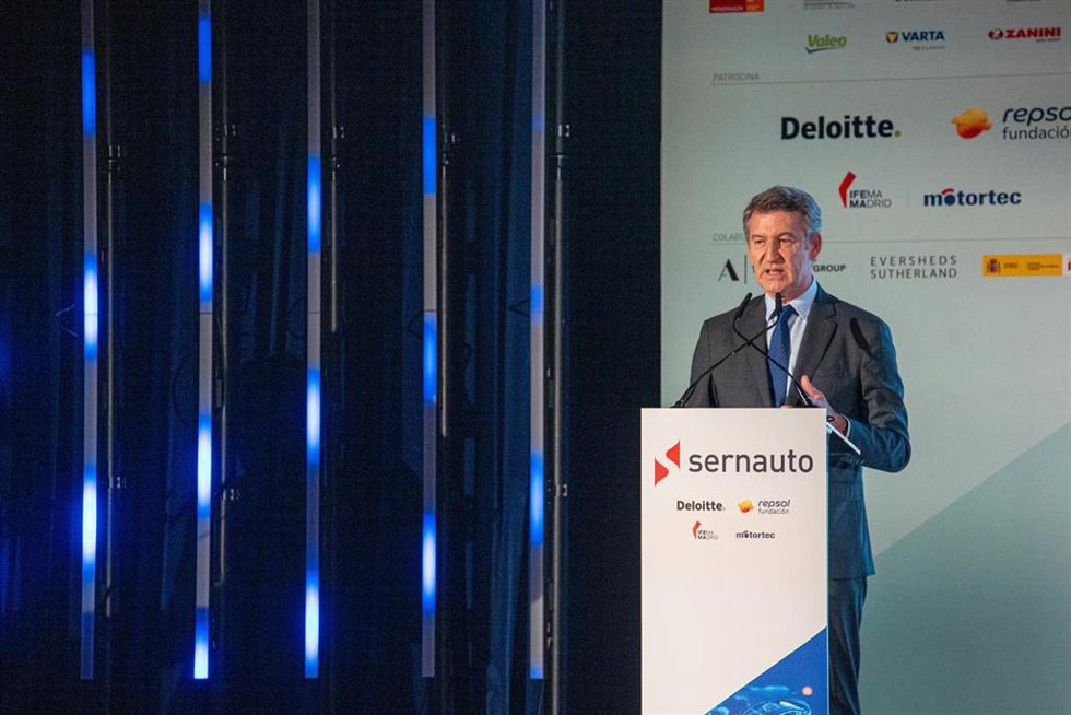 El presidente del PP, Alberto Núñez Feijóo, interviene durante la inauguración del XII encuentro de Sernauto, en el Auditorio Sur de Ifema Madrid, a 19 de junio de 2025, en Madrid (España). Bajo el lema ADN España. Impulso, inteligencia y resiliencia,