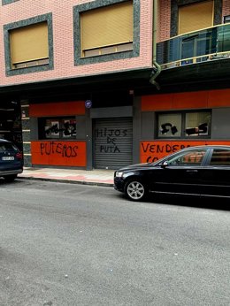 Algunas de las pintadas insultantes que han aparecido en la sede del PSOE en León capital.