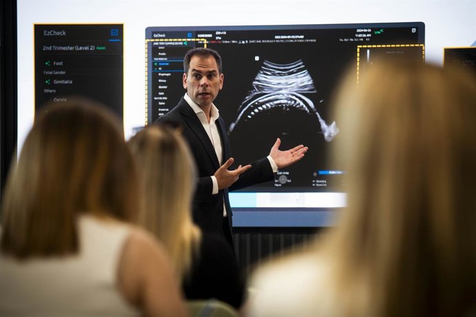 El responsable de Salud y Equipo Médico de Samsung Electronics Iberia, Ricardo Hernández, explicando a la prensa las soluciones de diagnóstico