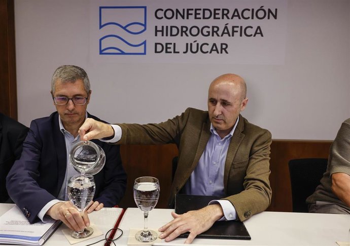 El secretario de Estado de Medio Ambiente, Hugo Morán (I), y el presidente de la Confederación Hidrográfica del Júcar (CHJ), Miguel Polo (D), durante una jornada informativa sobre el plan de mejora de la resiliencia frente a inundaciones