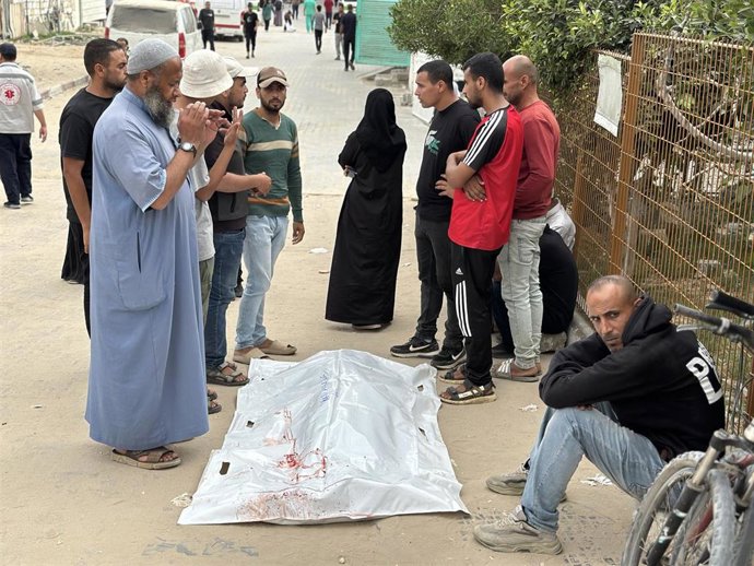 Palestinos junto a un muerto por disparos del Ejército de Israel durante una entrega de ayuda humanitaria en la Franja de Gaza (archvo)