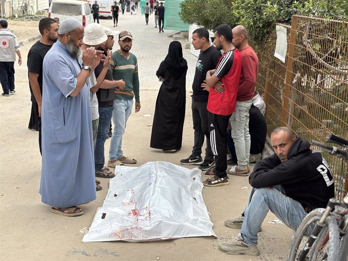 June 16, 2025, Khan Younis, Gaza Strip, Palestinian Territory: Palestinians mourn the loss of their loved ones killed in Nasser Hospital for after Israeli soldiers opened fire at Palestinians trying to reach the points where US aid is distributed west of 