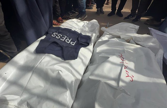 Archivo - April 1, 2025, Khan Yunis, Gaza Strip, Palestinian Territory: Palestinians mourn journalist Mohammed al-Bardawil, his wife, and children at Nasser Medical Complex Hospital in Khan Yunis, on 01 April 2025. Al-Bardawil, a cameraman for Al-Aqsa TV,