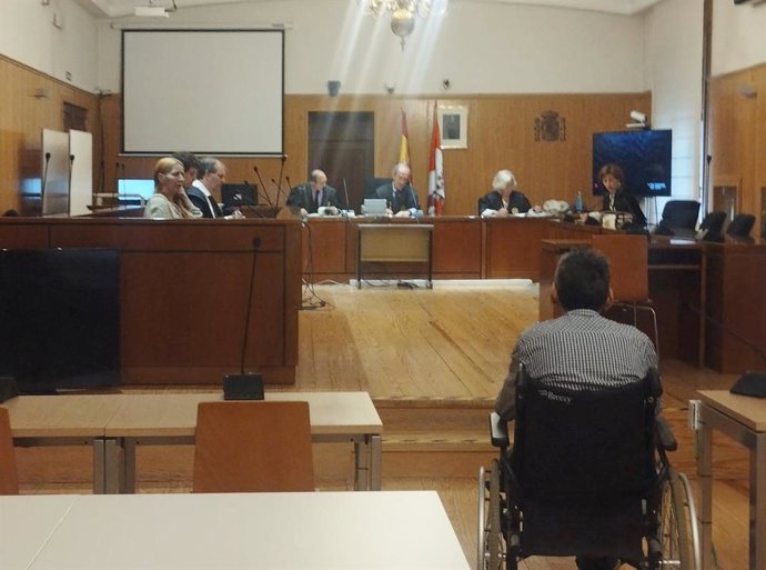 El matrimonio acusado de traficar en el Barrio de España pacta un año y diez meses y no entrará en prisión.