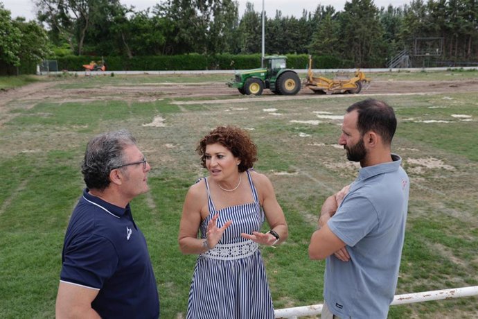 La concejal de Participación Ciudadana y Deportes, Mayte Martínez, y los directivos de Inexo El Salvador y VRAC, Fernando Suárez y Jorge Calleja, respectivamente.