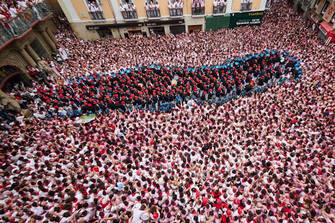 Archivo - Miles de personas celebran el comienzo de las fiestas de San Fermín durante el chupinazo de 2024.