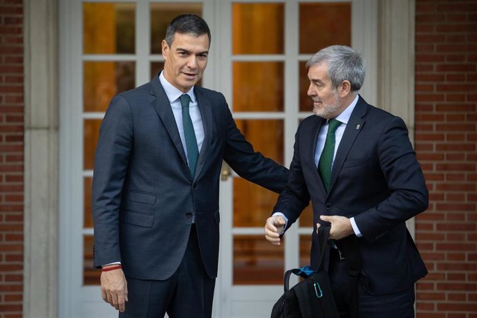 Archivo - El presidente del Gobierno, Pedro Sánchez (i), durante su reunión con el presidente de Canarias, Fernando Clavijo (d), en el Complejo de La Moncloa, a 10 de octubre de 2024, en Madrid (España). El objetivo de la ronda de reuniones del presidente