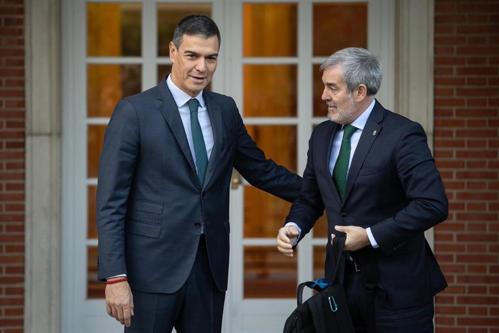 Archivo - El presidente del Gobierno, Pedro Sánchez (i), durante su reunión con el presidente de Canarias, Fernando Clavijo (d), en el Complejo de La Moncloa, a 10 de octubre de 2024, en Madrid (España). El objetivo de la ronda de reuniones del presiden