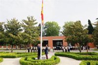 El Rey preside el izado de la bandera en Zarzuela con motivo del undécimo aniversario de su reinado