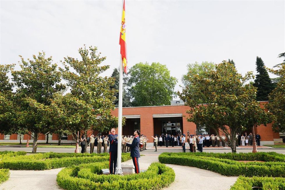 El Rey Felipe VI preside el izado solemne de la bandera en el Palacio de la Zarzuela con motivo del undécimo aniversario de su reinado