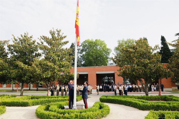 El Rey Felipe VI preside el izado solemne de la bandera en el Palacio de la Zarzuela con motivo del undécimo aniversario de su reinado