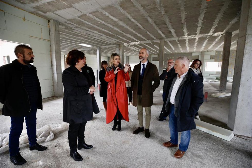 Archivo - Imagen de archivo.- El consejero de Educación, Sergio Silva, visita las obras del CEIP Marcial Solana de Villaescusa