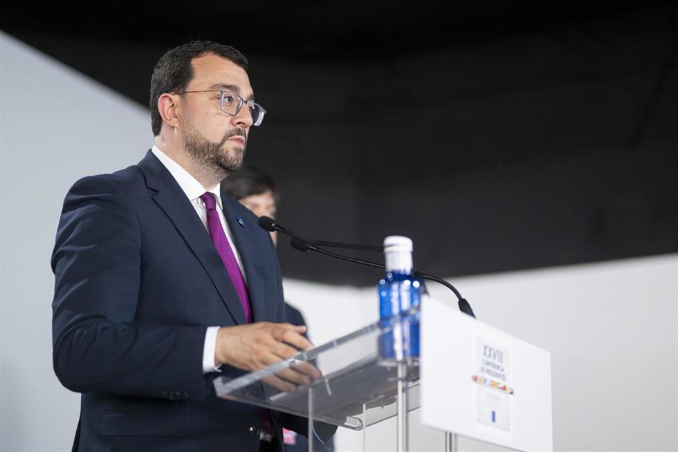 El presidente del Principado de Asturias, Adrián Barbón, ofrece declaraciones a los medios posterior a la XXVIII Conferencia de Presidentes, en Palau de Pedralbes de Barcelona, a 6 de junio de 2025, en Barcelona, Catalunya (España). Durante la conferenc