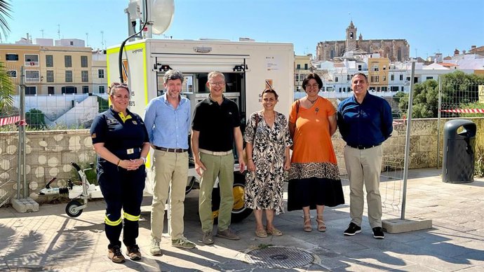 El Govern presenta la nueva estación transportable de telecomunicaciones que utilizará en Sant Joan.