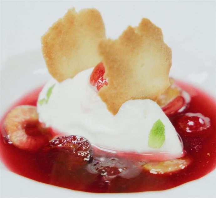 Infusión de cerezas del Jerte D.O.P. con helado de yogur, crujiente de almendras y hojas de menta, del chef Alejandro Hernández
