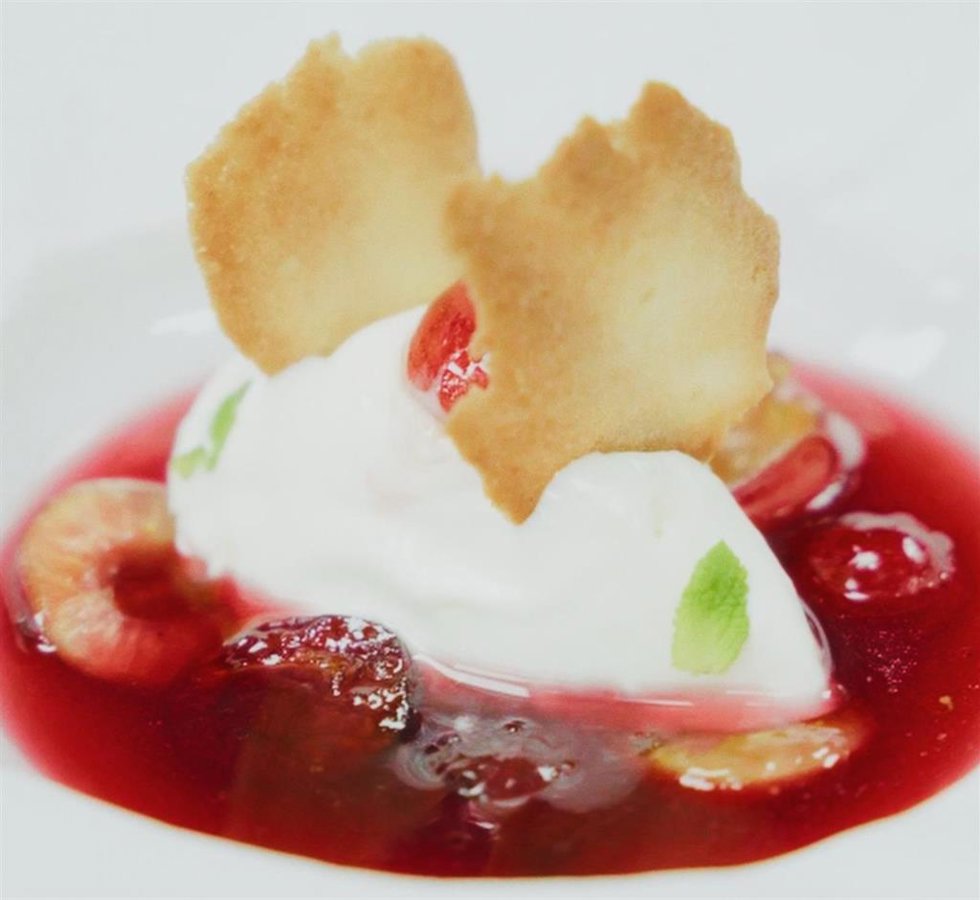 Infusión de cerezas del Jerte D.O.P. con helado de yogur, crujiente de almendras y hojas de menta, del chef Alejandro Hernández