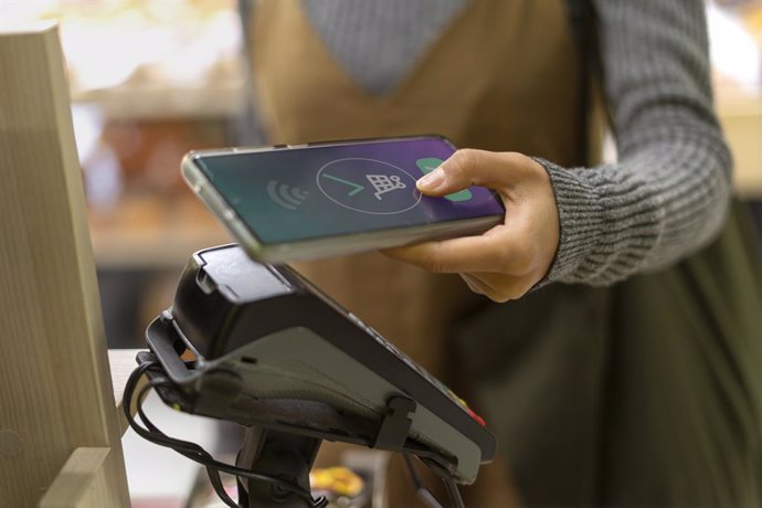 Archivo - Pago inalámbrico con NFC.