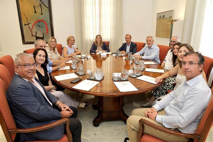 La presidenta del Govern, Marga Prohens, recibe en audiencia a representantes de la Asociación de Suministradores de Agua Potable de Baleares (Asaib)