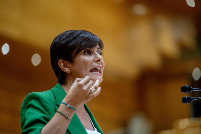 La ministra de Vivienda y Agenda Urbana, Isabel Rodríguez, interviene durante un pleno en el Senado, a 17 de junio de 2025, en Madrid.