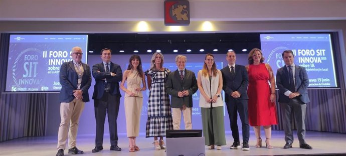 Fuentes (centro), en la inauguración del del II Foro SIT Innova.