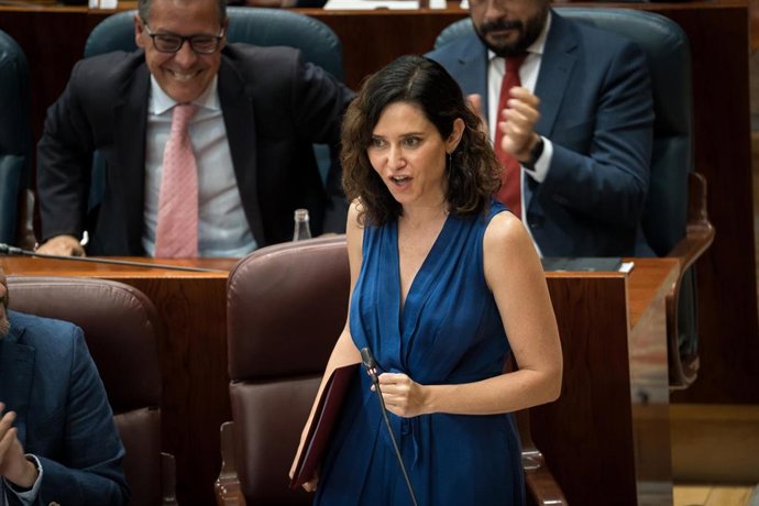 La presidenta de la Comunidad de Madrid, Isabel Díaz Ayuso, interviene durante una sesión plenaria en la Asamblea de Madrid, a 19 de junio de 2025, en Madrid (España). 