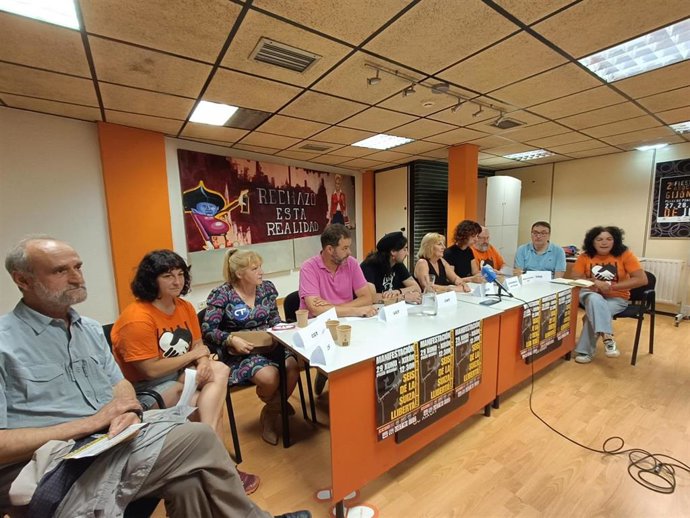Rueda de prensa de sindicatos asturianos para anunciar una manifestación en Gijón el 29 de junio en apoyo de 'las seis de La Suiza'.