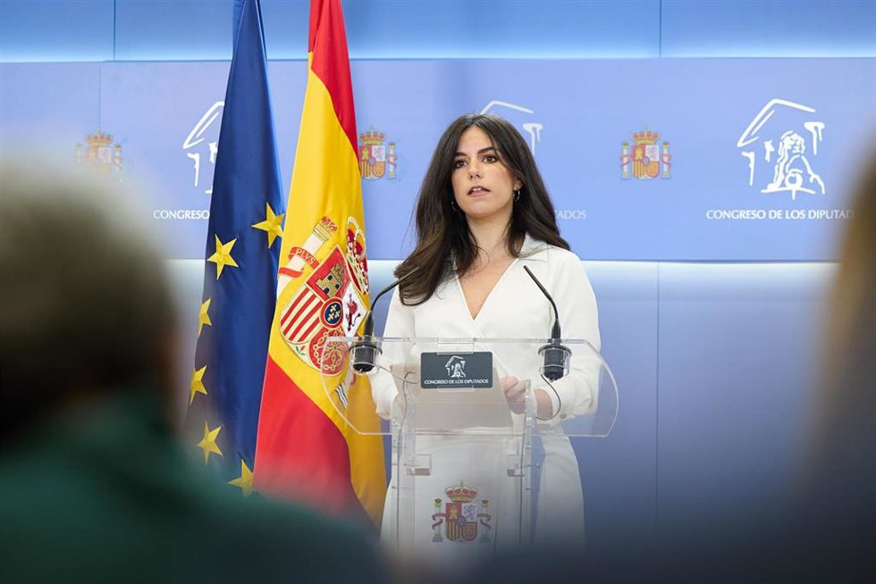 La portavoz de VOX en el Congreso, Pepa Millán, durante una rueda de prensa anterior a la reunión de la Junta de Portavoces, en el Congreso de los Diputados, a 17 de junio de 2025, en Madrid (España).