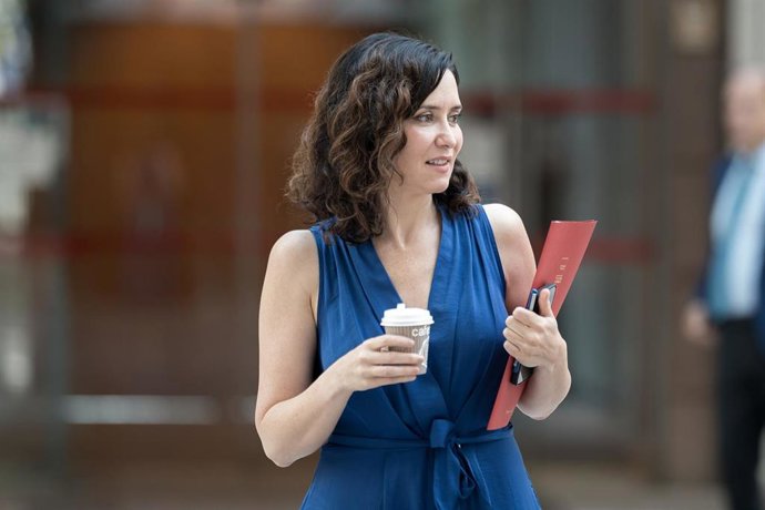 La presidenta de la Comunidad de Madrid, Isabel Díaz Ayuso, llega a una sesión plenaria en la Asamblea de Madrid, a 19 de junio de 2025, en Madrid (España). 