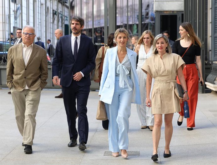 O Ministro da Cultura, Ernest Urtasun (2i); a Segunda Vice-Presidente e Ministra do Trabalho, Yolanda Díaz (3i) e a porta-voz de Sumar no Congresso, Verónica Martínez, chegam a uma sessão plenária, em 28 de maio de 2025, em Madri (Espanha).