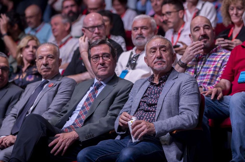 El presidente de la CEOE, Antonio Garamendi (2i), y el secretario general de UGT, Pepe Álvarez (d), durante el 13 Congreso Confederal de CCOO